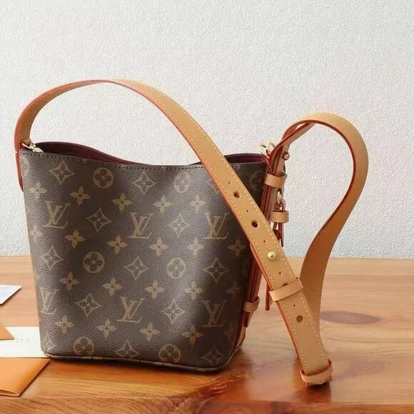 Louis Vuitton Women's Handbag - Picture 3 of 8